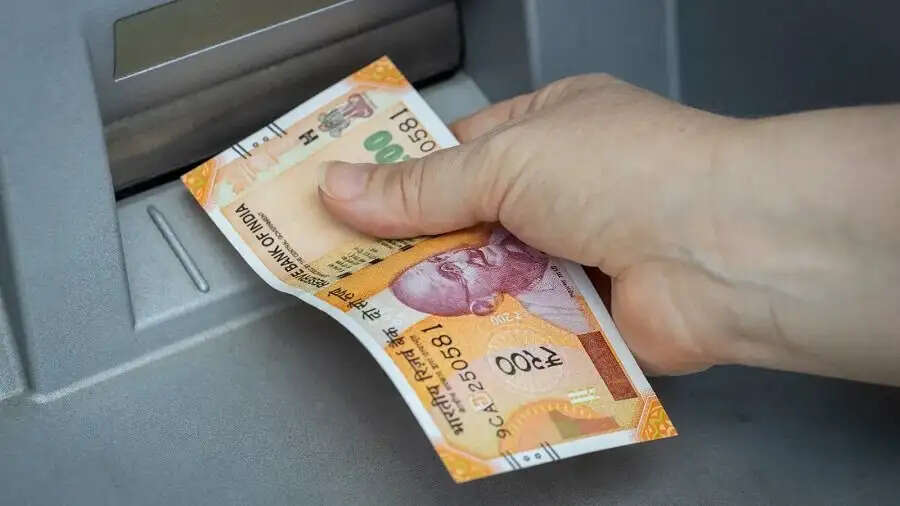 ATM Tips-  अब&nbsp;ATM से पैसा निकालना हुआ महंगा, जानिए 1 मई से लागू होने वाला नियम