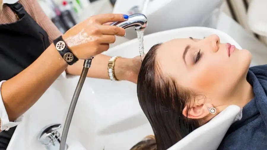 Hair Care Tips-&nbsp; सर्दियों में गर्म पानी से बाल धोने के नुकसान, जानिए पूरी डिटेल्स