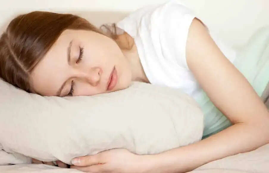 Health Tips-&nbsp;बिना तकिया लगाए सोने से मिलते हैं ये फायदे, जानिए इनके बारे में