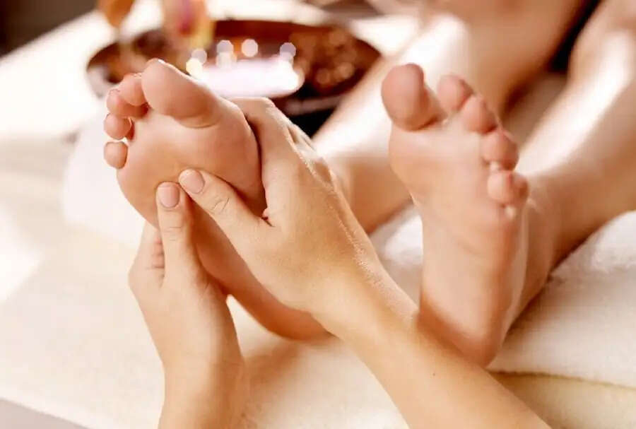 Health Tips-&nbsp;रात में पैरों में मालिश करने से मिलते हैं ये स्वास्थ्य लाभ, जानिए इनके बारे में