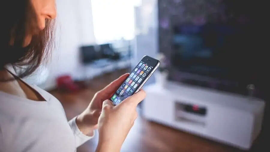 Smartphone Tips- क्या फोन से फोटो डिलीट हो गई हैं, तो जानिए वापस पाने का तरीका