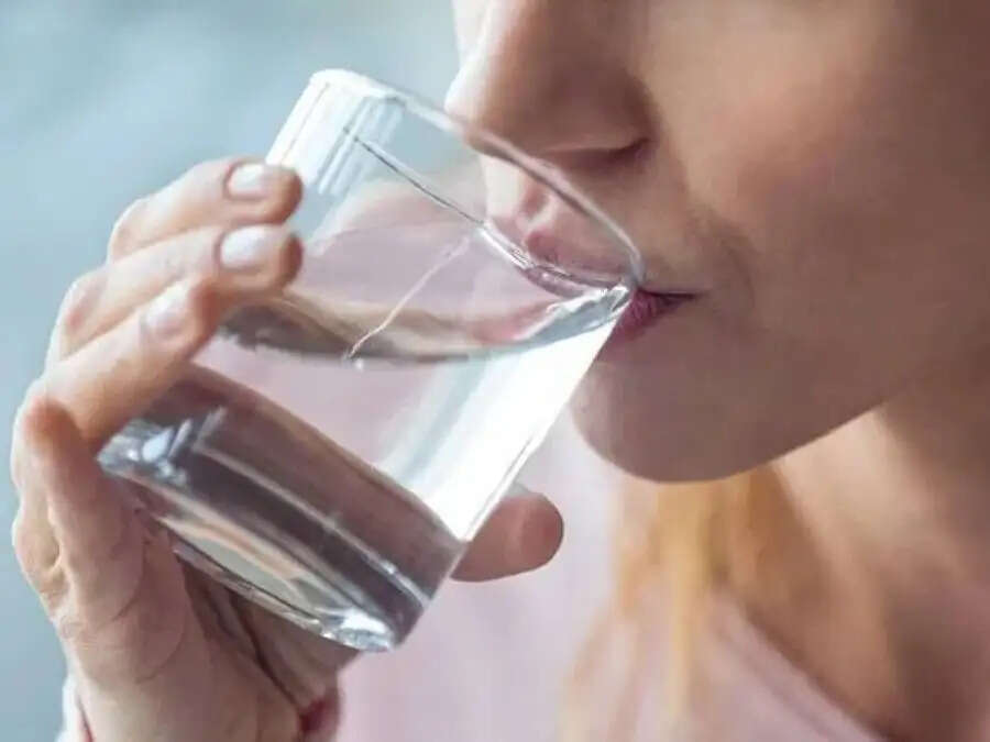 Health Tips- सर्दियों में स्वस्थ रहने के लिए कितना पानी पीना चाहिए, आइए जानते हैं पूरी डिटेल्स