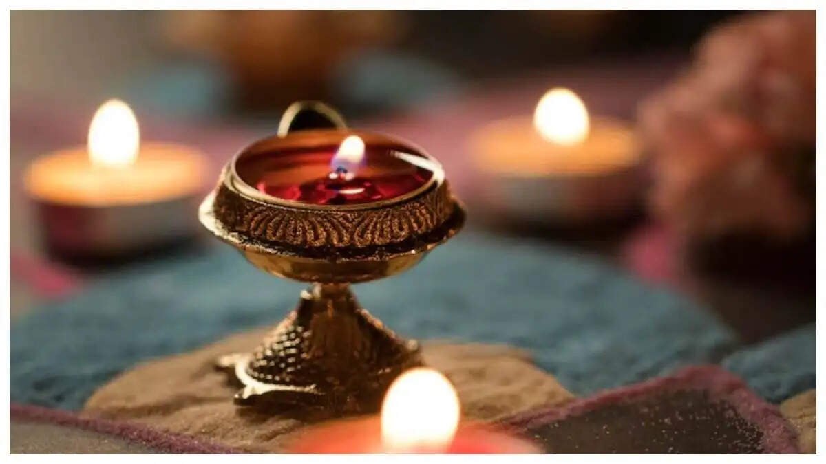 Vastu Tips-&nbsp; अगर बनाएं रखना चाहते हैं घर कि बरकत, तो शाम को दीपक में ये चीजें मिलाकर जलाएं