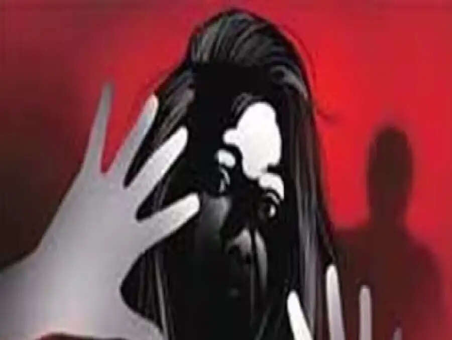 Crime: ट्रेन में टॉयलेट गई थी 12 साल की लड़की, जबरन पकड़ कर युवक ने कर लिया रेप, घटना का बना लिया वीडियो उसके बाद...