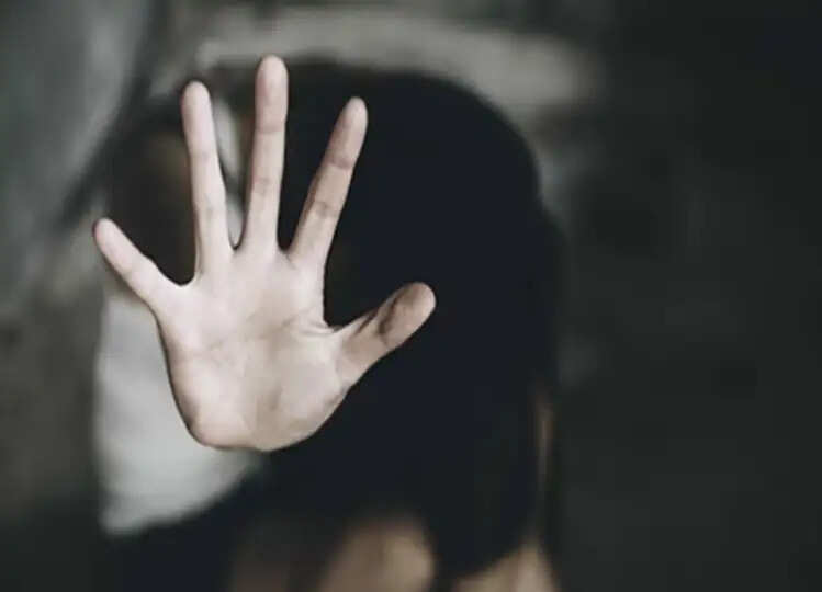 Crime: मानसिक रूप से बीमार लड़की को बहला फुसला कर अपार्टमेंट में ले गया युवक, फिर दोस्तों के साथ मिल कर किया रेप, फिर..