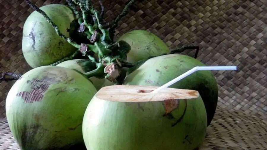 Health Tips-&nbsp;&nbsp;नारियल पानी पीने से मिलते हैं ये फायदे, जानकर हैरान हो जाएंगे आप