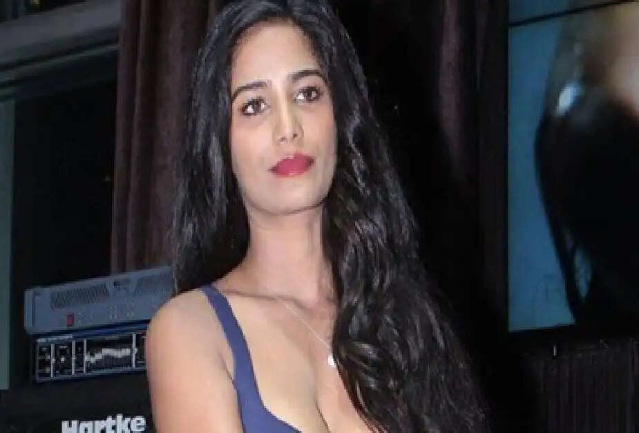 Birthday Special: करोड़ों की संपत्ति की मालकिन हैं Poonam Panday, जानकर ही उड़ जाएंगे होश