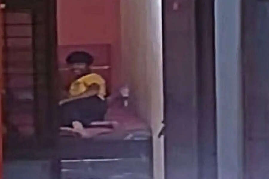 Video: Oyo में कपल कर रहा था रोमांस, खुला था दरवाजा, तभी हुआ कुछ ऐसा कि जानकर उड़ जाएंगे आपके होश