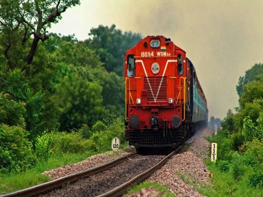 Travel Tips- भारत की ये ट्रेन एक बार में तय करती हैं&nbsp;500KM, आइए जानते हैं इसके बारे में