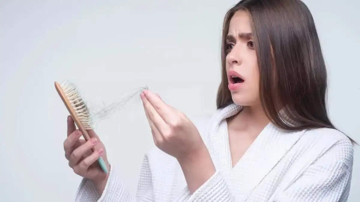 Hair Care Tips- आपकी इन गलतियों की वजह से झड़ते हैं बाल, जानिए इनके बारे में
