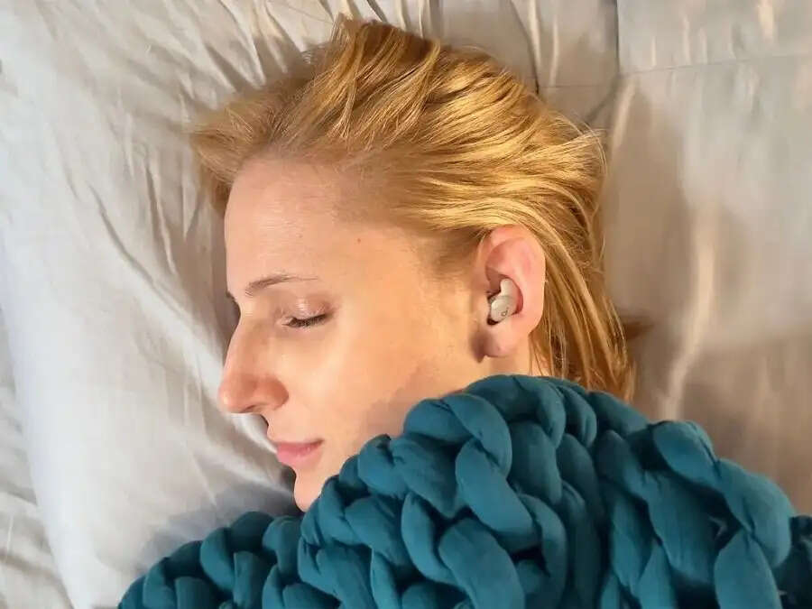 Earphone Tips-&nbsp;क्या आप कान में ईयरफोन लगाकर सोते हैं, जान लिजिए इसके नुकसान