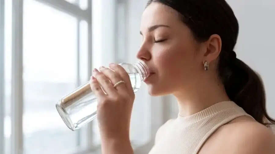 Health Tips- मनुष्य को दिन में कितने गिलास पानी पीना चाहिए, आइए जानें विशेषज्ञों की राय
