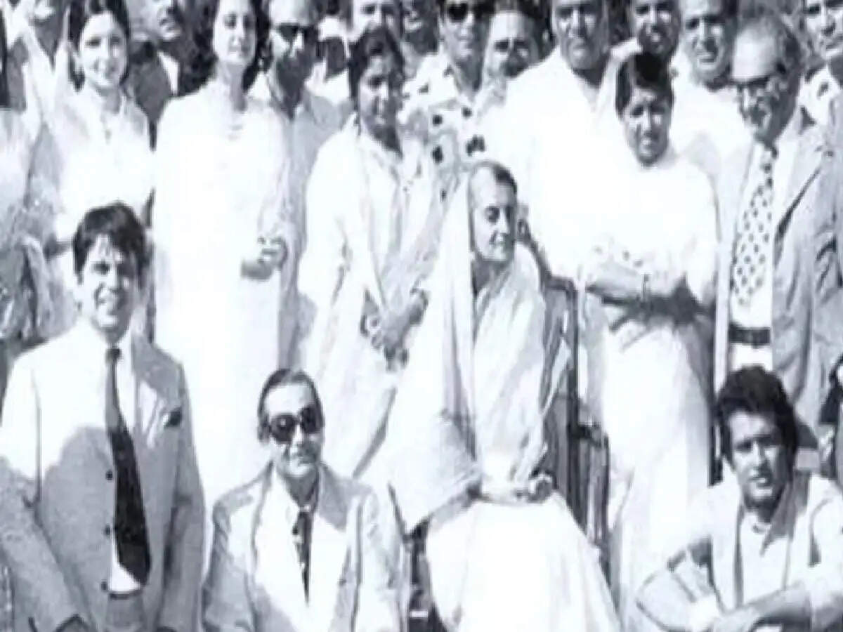 इंदिरा गांधी बैठी कुर्सी पर और राज कपूर, मनोज कुमार ज़मीन पर; बॉलीवुड के दिग्गजों की यह दुर्लभ फ़ोटो है चर्चा में..