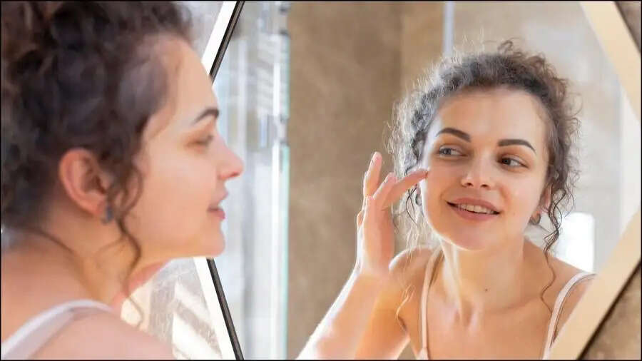 Skin Care Tips- क्या आपकी उम्र 35 साल की है, तो भूलकर भी ना लगाए चेहरे पर ये चीजें