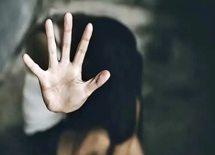 Crime: महिला के साथ उसी के पति और ससुर ने किया रेप, इस से भी नहीं भरा मन तो कमरे में बंद कर...