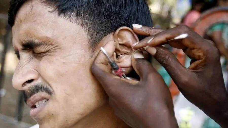 Ear Care Tips- क्या कान के मैल ने कर रखा हैं परेशान, जानिए साफ करने के ट्रिक्स