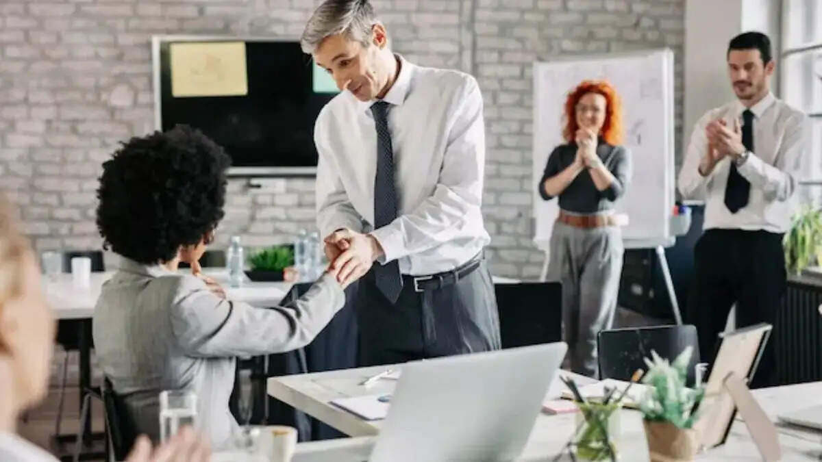 Work Place Tips- वर्कप्लेस पर भूलकर भी ना करें ये गलतियां, जानिए इनके बारे में