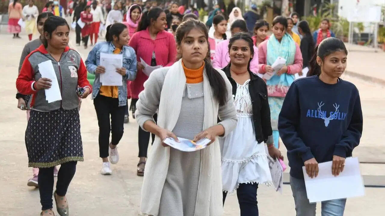Bihar Board 12th Exam 2025: बिहार में आज से शुरु हुई 12वीं बोर्ड परीक्षाएं, परीक्षा हॉल में भूलकर भी ना ले जाएं ये चीजें