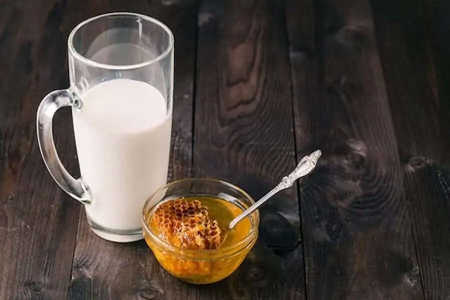 Health Tips- दूध में चीनी नहीं शहद मिलाकर करें सेवन, फिर देखिए स्वास्थ्य लाभ