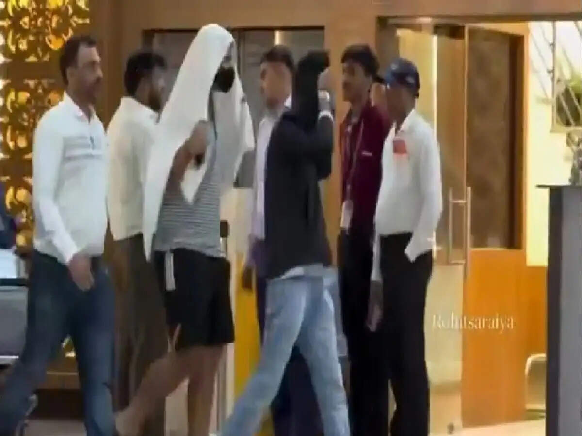 Video: कंधे पर तौलिया और चेहरे पर काला मास्क! एयरपोर्ट पर दिखे 'बिहारी बाबू'; इस अंदाज में नजर आए वैभव सूर्यवंशी