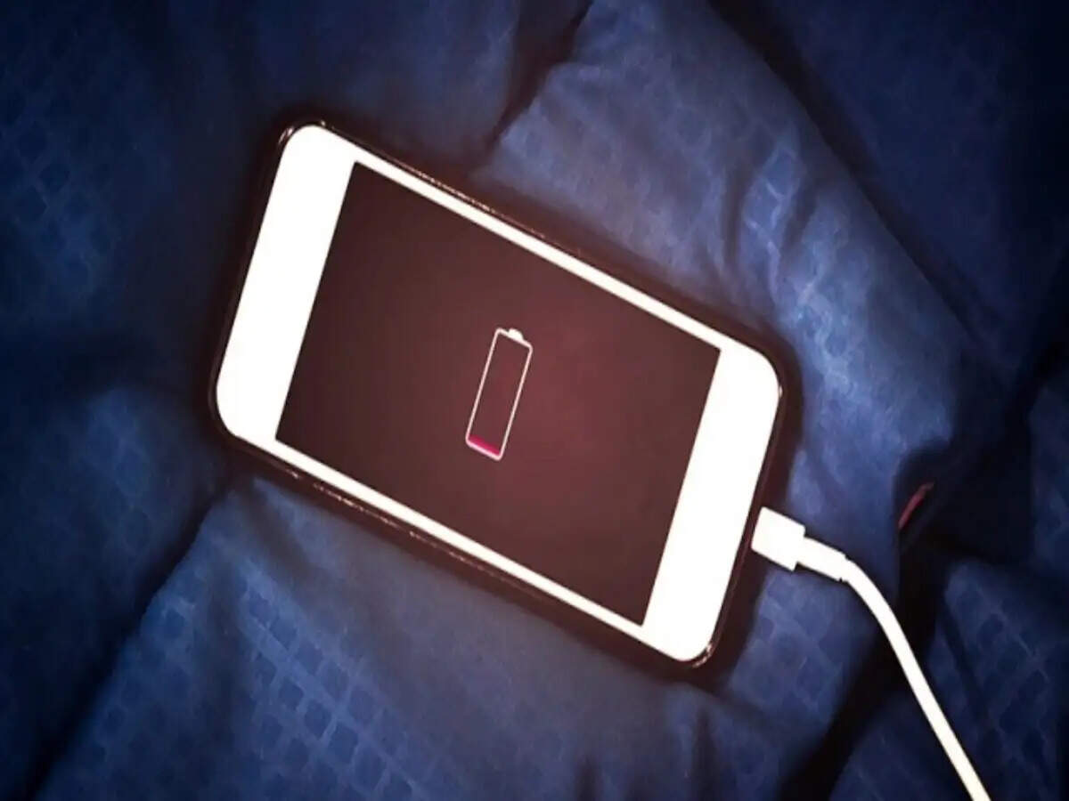 Mobile Phone Update- क्या फोन को ऱातभर चार्जिग लगाकर छोड़ देते हैं, जानिए इसके नुकसान