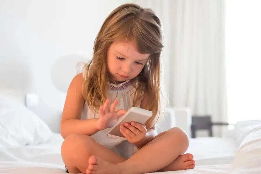 Child Care Tips-&nbsp;क्या बच्चे को फोन की लत लग गई है, छुड़ाने के लिए अपनाएं ये टिप्स