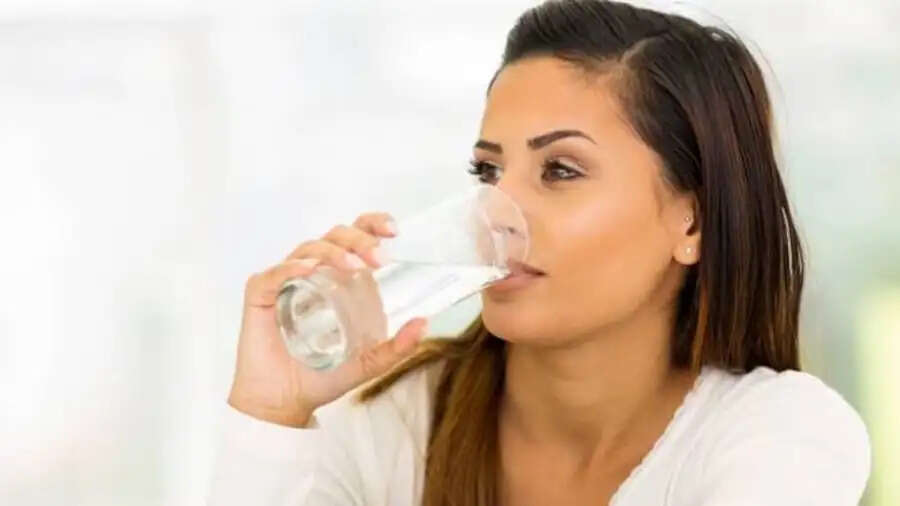 Health Tips-  क्या आपको सोने से पहले पानी पीने के लाभ जानते है, नहीं तो आइए जानते हैं