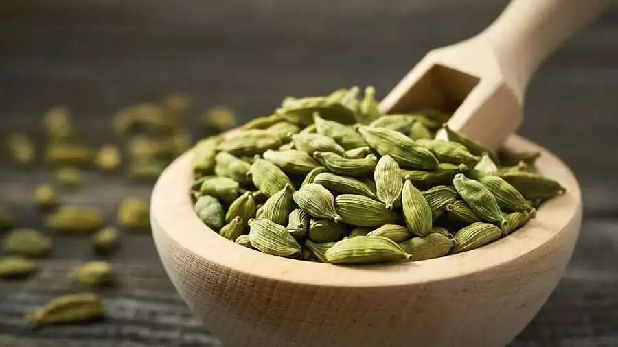 Health Tips- इलायची वाली चाय पीने के फायदों के बारे में जानकर हैरान हो जाएंगे आप, आइए जानें पूरी डिटेल्स