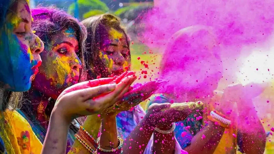 Holi Special- कब मनाई जाएगी होली 3 या 4 मार्च, आइए जानें