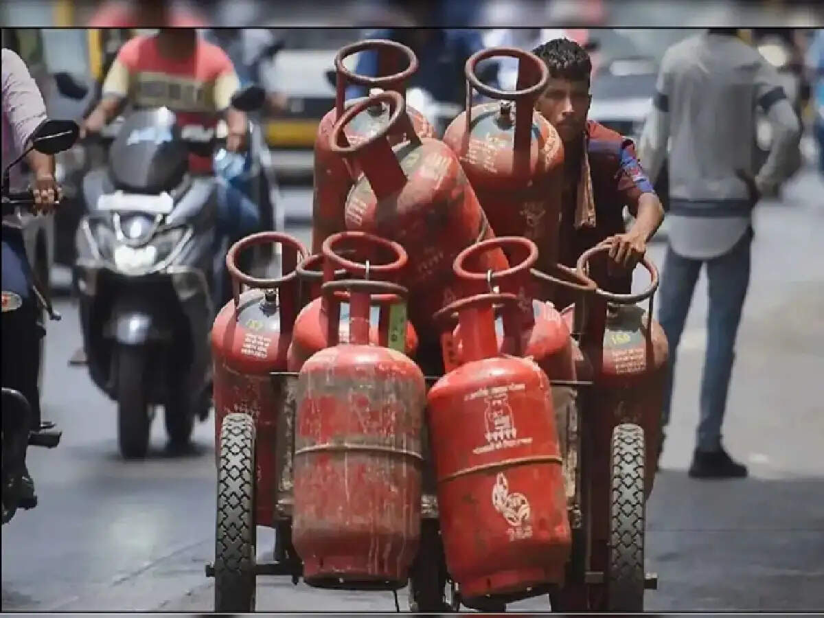 LPG gas cylinder booking: गैस सिलेंडर के नए दाम जारी; दिल्ली, मुंबई, नोएडा, बेंगलुरु, चेन्नई, गुरुग्राम में रेट चेक करें