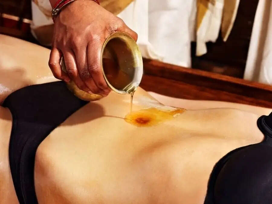 Health Tips-  नाभि में तेल लगाने से मिलते हैं ये फायदे, जानिए इसके बारे मे