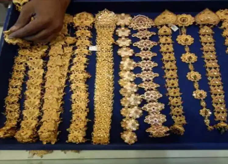 Gold Rate Falls In India: 2 नवंबर को इतनी हो गई 22 कैरेट सोने की कीमत, क्लिक कर जान लें आपके शहर का भाव