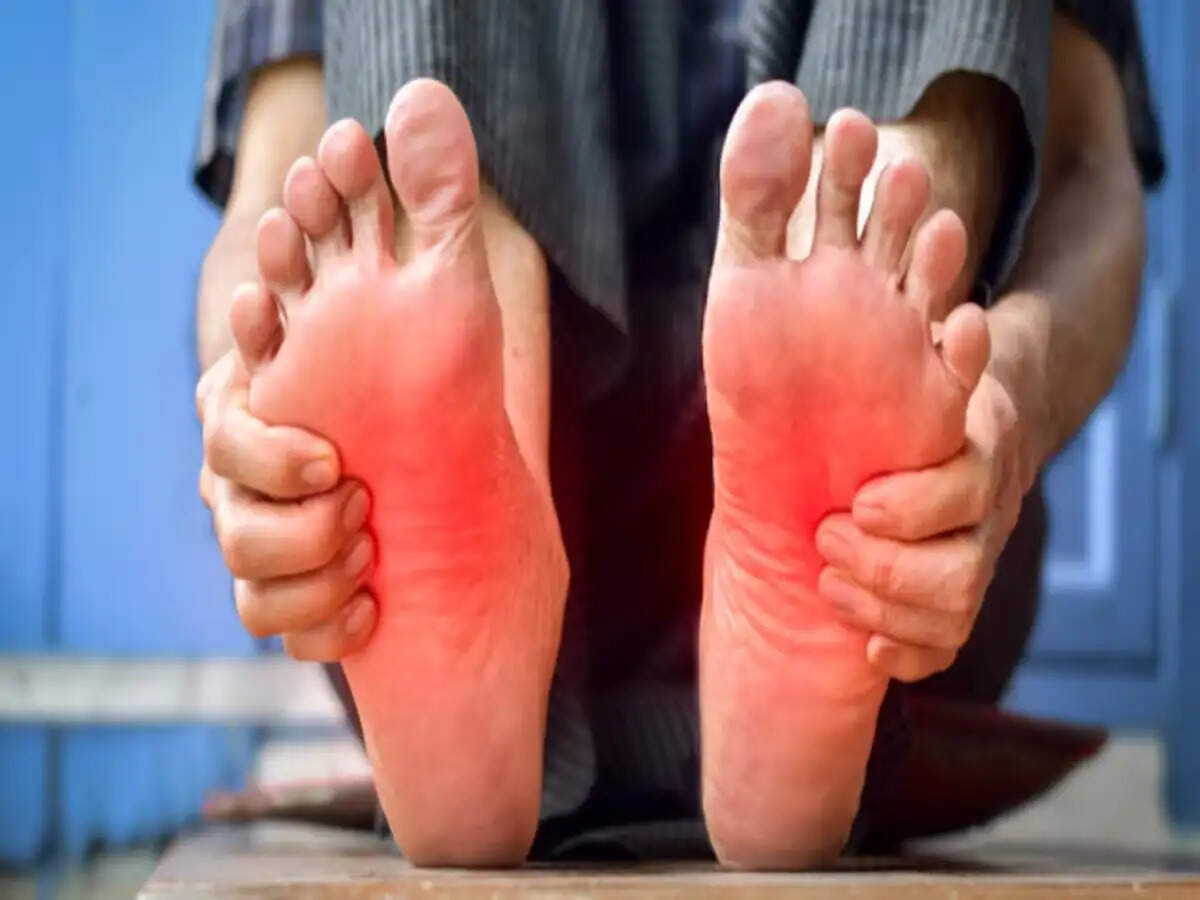 Health Tips- सर्दी की वजह से हाथ पैरों में हो रही हैं झनझनाहट, तो आजमाएं ये उपाय