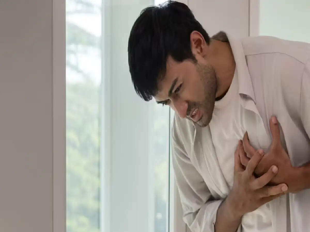 Heart attack: क्या लगातार कब्ज से हार्ट अटैक आ सकता है? 3 दिन पहले दिखने लगते हैं ये 10 लक्षण