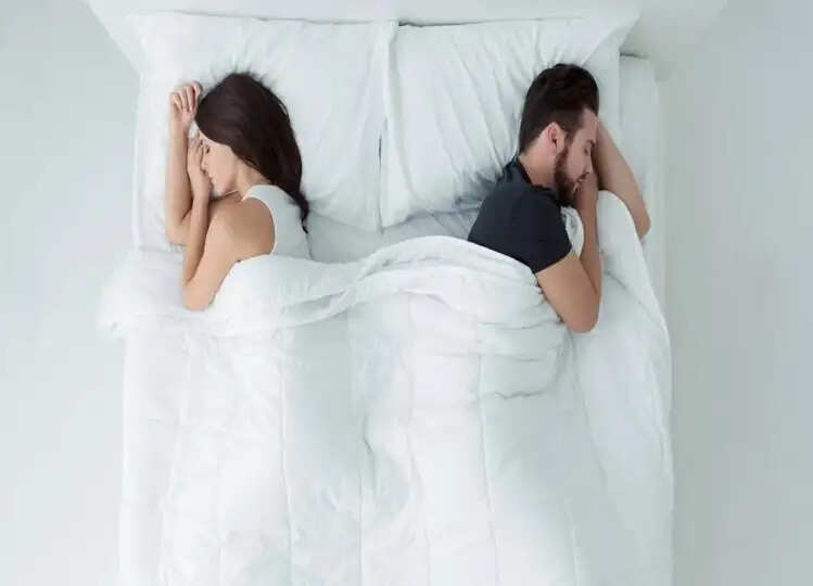 आखिर क्या है स्लीप डिवोर्स, क्यों कपल्स अलग अलग कमरों में सोना कर रहे पसंद, जानकर रह जाएंगे हैरान