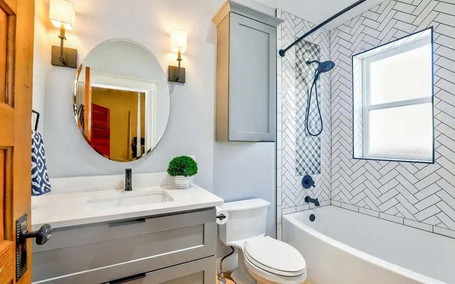 Vastu Tips- बाथरूम में भूलकर भी ना रखें ये चीजें, कंगाली का बन जाता हैं कारण