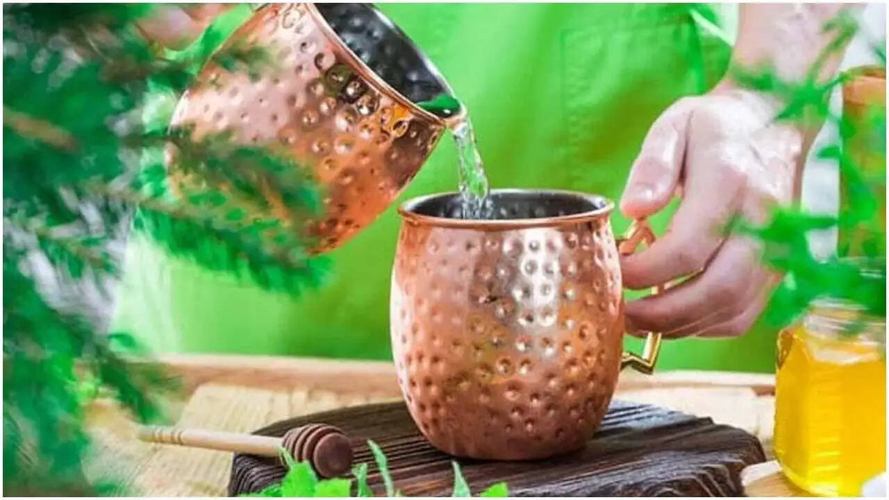 Health Tips- तांबे के बर्तन में रातभर रखा पानी पीने से सेहत को मिलते ये फायदे, जानिए इनके बारे में