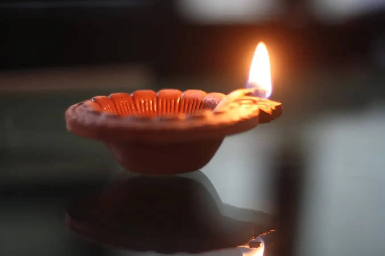 Vastu Tips- &nbsp;घर की इस दिशा में भूलकर भी ना रखें दीपक, घर में छा जाएगी कंगाली और बर्बादी