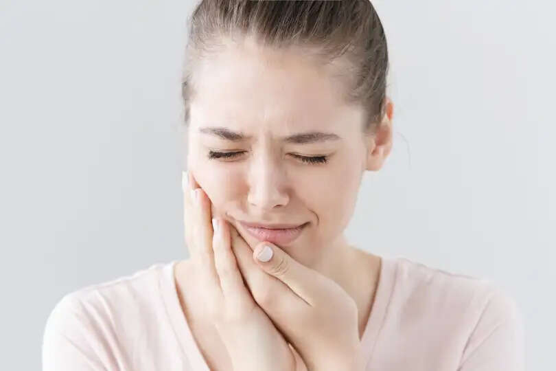 Health Tips- क्या आपके दांत में झनझनाहट हो रही हैं और लगातार हड्डियों में दर्द हो रहा हैं, तो शरीर में हो गई हैं इस पोषक तत्व की कमी