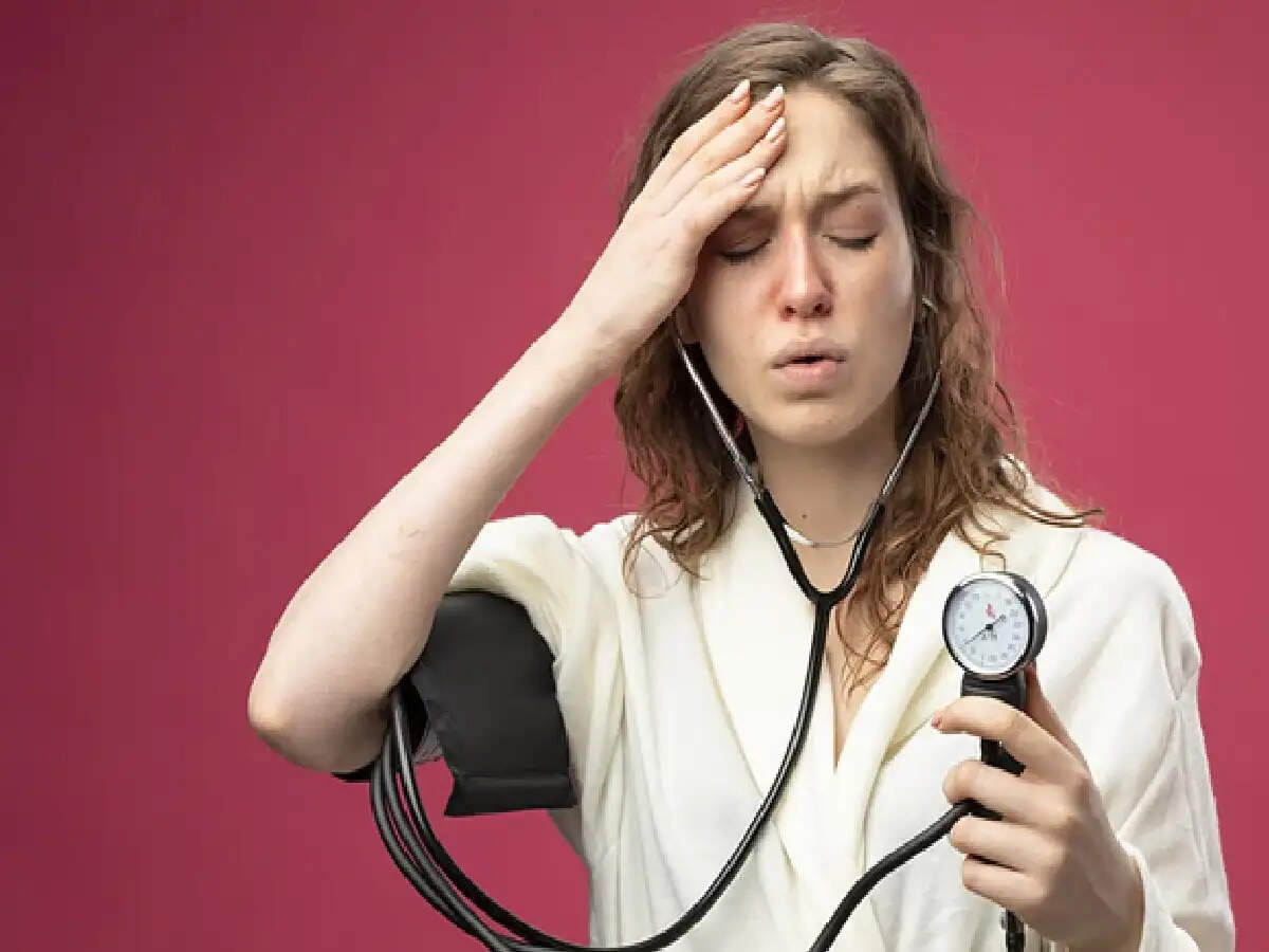 High BP symptoms: क्या आपको सुबह सिरदर्द होता है? हाई ब्लड प्रेशर के इन शुरुआती खतरनाक लक्षणों को समय रहते पहचानें