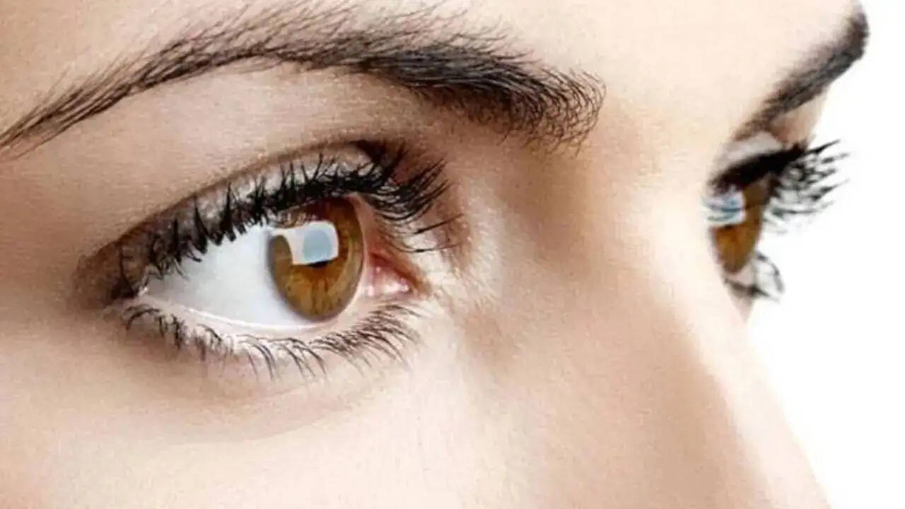 Eye Care Tips- क्या समय से पहले आंखें हो गई है कमजोर, कही शरीर में इस विटामिन ए की कमी तो नहीं, पूर्ती के लिए इन चीजों का करें सेवन