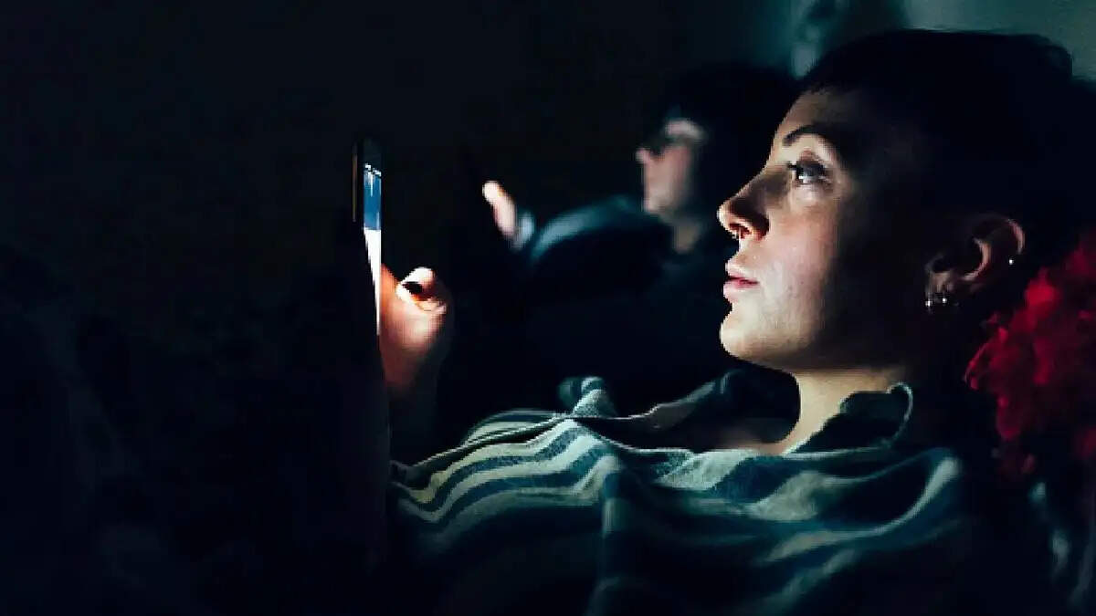 Smartphone Tips- क्या आप भी अंधेरे में चलाते हैं फोन, आंखों पर पड़ता हैं बुरा असर, जानिए पूरी डिटेल्स