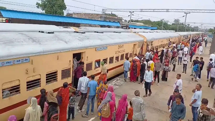 Railway Announcement- नवरात्रि, दिवाली और छठ पूजा जैसे त्यौहारों के लिए विभाग चलाएगा स्पेशल ट्रेन, जानिए पूरी डिटेल्स