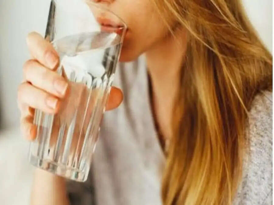 Health Tips- ज्यादा पानी पीने से हो सकती हैं ये स्वास्थ्य परेशानियां, जानिए इसका कारण