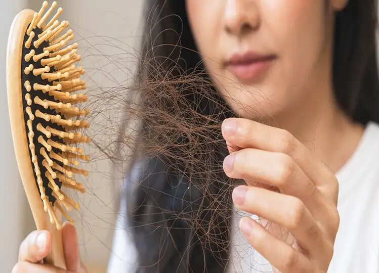 Hair Fall: आखिर क्यों झड़ते हैं बाल? जानें बालों के झड़ने की असली वजह