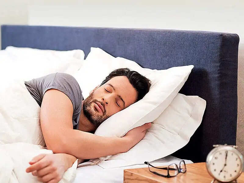 Health Tips- इस वजह से इंसान को बाई तरफ करवट लेकर सोना चाहिए, लाभ जानकर हैरान हो जाएंगे आप
