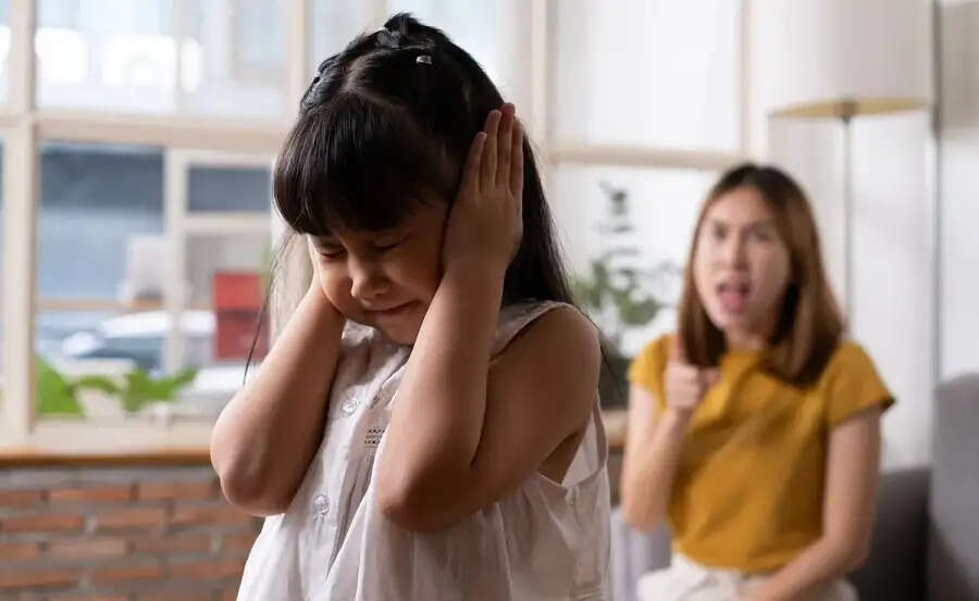 Parenting Tips- माता-पिता की यह आदतें बनाती हैं बच्चे को डरपोक, जानिए इनके बारे में