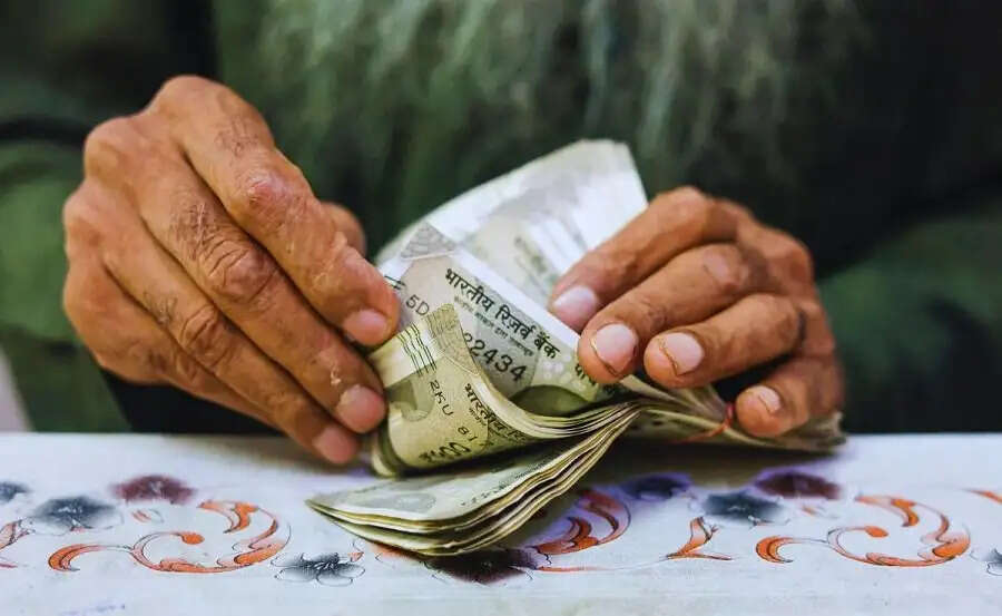 Investment Tips- गलतियां जिनकी वजह से महीने के अंत में हो जाती हैं पैसों की कमी, आइए जानें इन गलतियों के बारे में