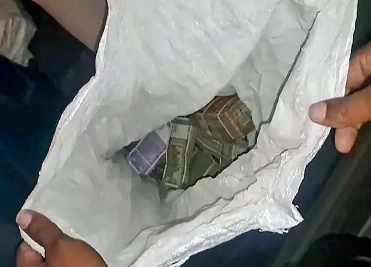 Odisha: कंपनी के लॉकर से 20 लाख चुराकर गांव भिजवाए; छापेमारी में गाय के गोबर से बरामद हुई नकदी