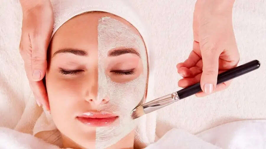 Skin Care Tips- क्या आप चेहरे पर ब्लीच कराने जा रहें, तो इन बातों का रखें ख्याल